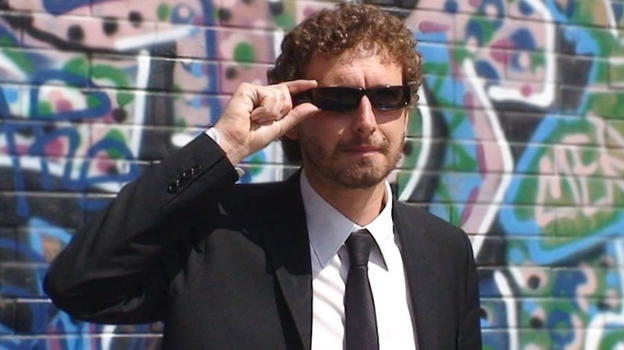 Le Iene, aggredito l’inviato Filippo Roma. Indagava sulle occupazioni abusive