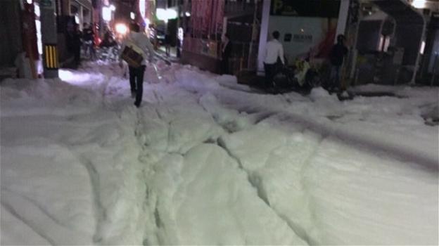 Giappone, strade invase dalla schiuma dopo il terremoto: "Incredibile"