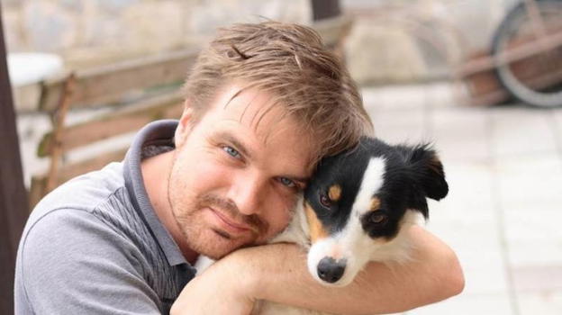 "I cani odiano essere abbracciati". Uno specialista del comportamento canino spiega perché