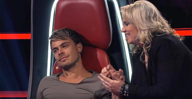 The Voice: ragazzo inizia a cantare e un giudice scoppia in lacrime. Ecco perchè
