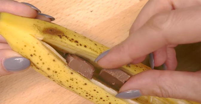 Mette del cioccolato in una banana. Il risultato è da leccarsi i baffi!