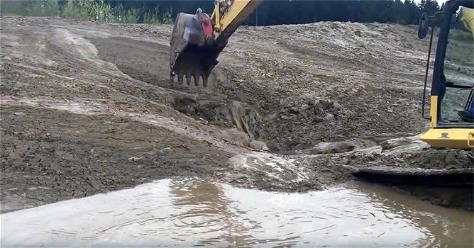 Usa un escavatore nel fango. Il motivo ti commuoverà