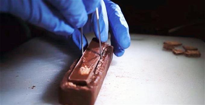Mette un Kit Kat in uno snack al cioccolato. Quello che crea è da leccarsi i baffi!