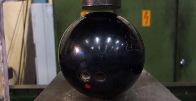 Mette una palla da bowling in una pressa idraulica. Quello che succede è pazzesco!