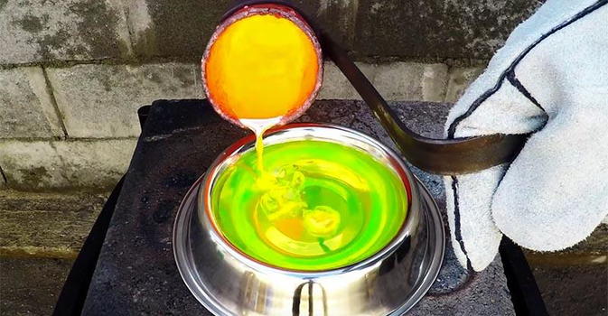 Ecco cosa succede versando rame fuso nel refrigerante antigelo del motore. Pazzesco!