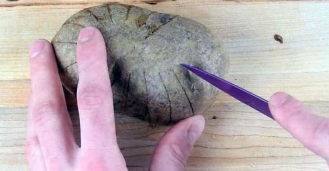 Fa dei tagli su una patata e mette in forno. Il risultato è da leccarsi i baffi!