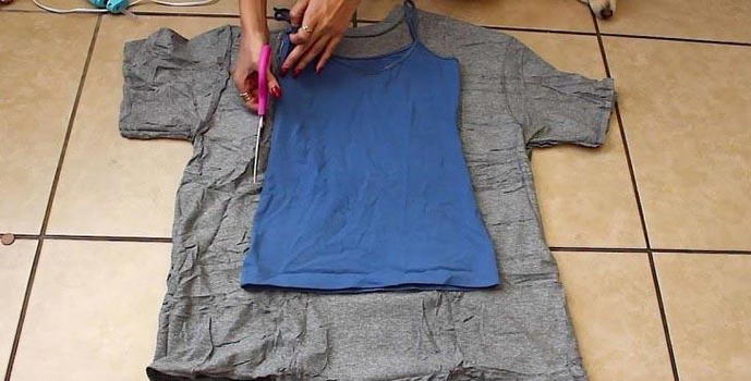La sua maglia sembra troppo grande per lei. Ecco come la trasforma
