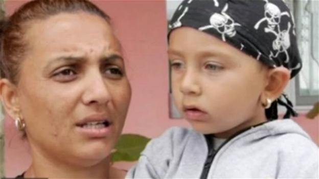 Bambino di 3 anni fotografato mentre sniffa cocaina. La madre si difende: "Era solo un gioco"