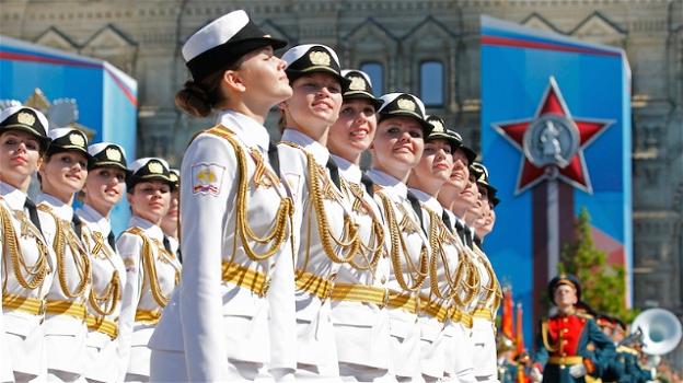 Russia: Vladimir Putin fa sfilare il suo esercito in minigonna per commemorare vittoria sui nazisti