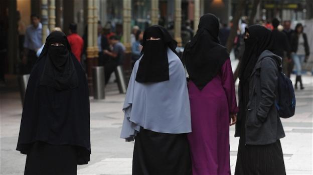 Padova, sindaco vieta il velo islamico in sedi pubbliche: "Mostrate chi siete o andatevene"