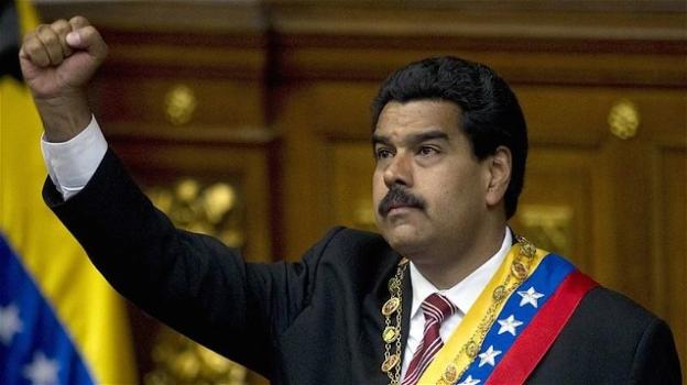 Venezuela, la rivoluzione di Maduro: "Imprenditori in carcere e fabbriche al popolo"