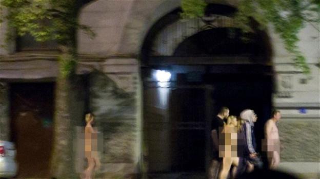 Russia, blitz shock: polizia fa sfilare prostitute e clienti nudi in mezzo alla strada