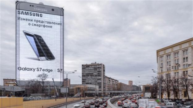 Mosca: Samsung piazza un Galaxy S7 Edge da 80 metri in piena città