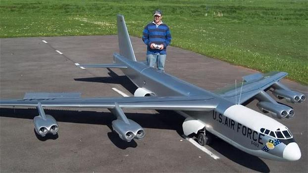 Ecco il primo volo dell’imponente Rc B-52. Pazzesco!