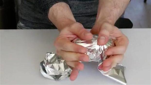 Mette un avocado nella carta alluminio. Il risultato è incredibile!