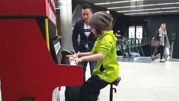 Una bambina suona il pianoforte nella metro. I passanti restano senza parole