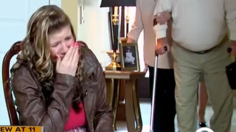 Viene abbandonata dalla madre in un cassonetto. Quello che succede 20 anni ti farà commuovere!