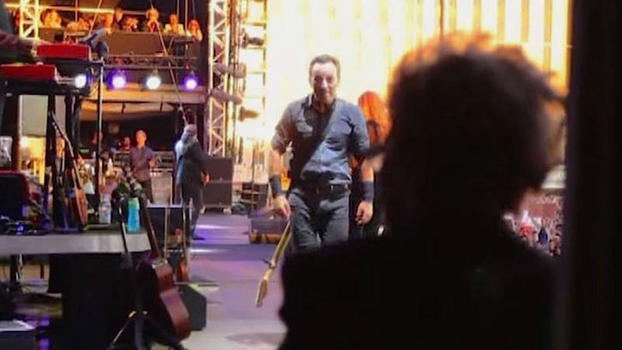 Bruce Springsteen sale sul palco ed inizia a cantare. Ad un certo punto però cambia tutto ed il pubblico esplode