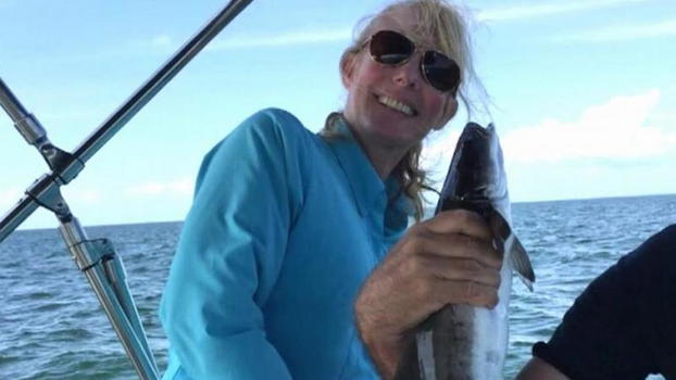 Si mette in posa per una foto. Il marito nota qualcosa di incredibile dietro di lei