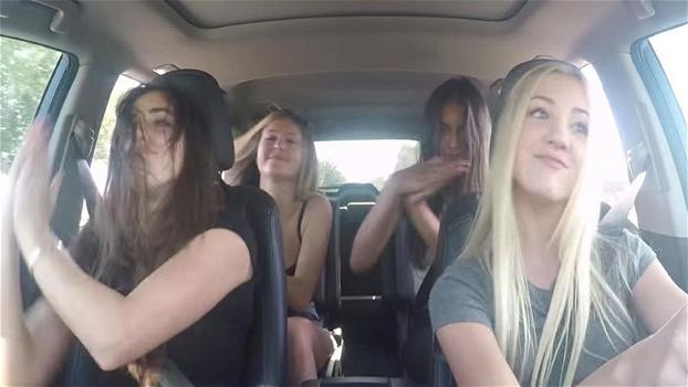 Quattro ragazze ballano in macchina. Quello che succede quando squilla il cellulare ti farà riflettere