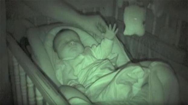 Un bambino dorme nella culla. Non crederete ai vostri occhi quando vedrete cosa fa!