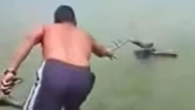 Due uomini stanno pescando. Quello che scoprono è incredibile!