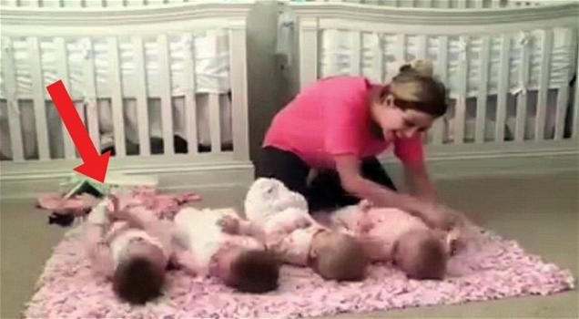 Una mamma deve cambiare le sue 4 gemelle. Ecco come fa!
