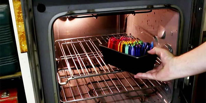 Mette dei colori a cera nel forno. Quello che succede dopo è pazzesco