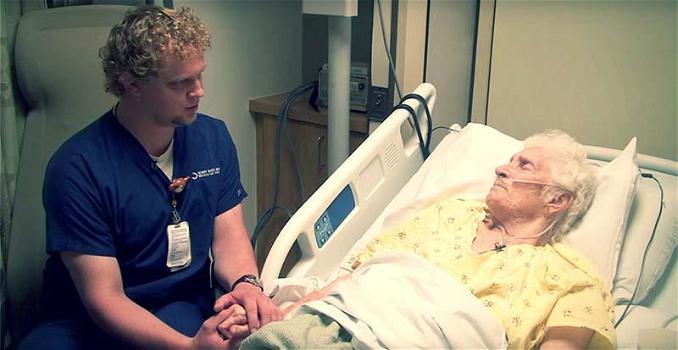Questo infermiere ama i suoi pazienti. Quello che fa per loro ti commuoverà!