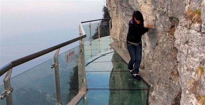 Cina: ecco il ponte di vetro che non tutti hanno il coraggio di percorrere. Pazzesco!