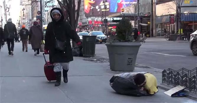 Un bambino senzatetto patisce il freddo per strada. Ti commuoverai quando vedrai chi lo aiuta