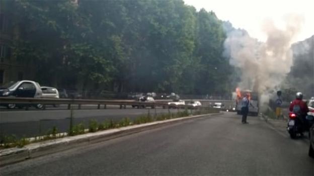 Roma, autobus Atac incendiato sul Muro Torto. Paura nella Capitale