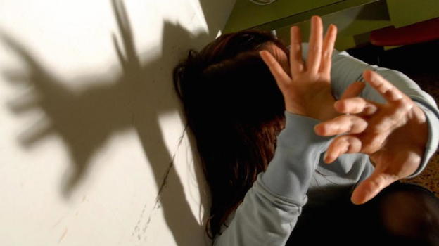 Napoli, pesta a sangue l’ex compagna incinta e rapisce l’altro figlio: "Mi ha lasciato, devo punirla"