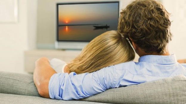 Spiata dal proprio smart tv, una coppia inglese finisce sul web