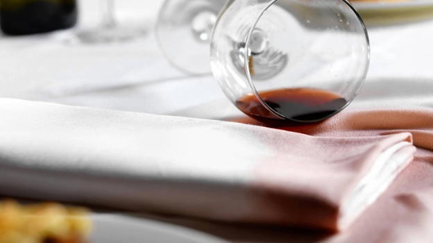Napoli, offre un bicchiere di vino al vicino. Ma quando questo lo fa cadere, scatta la tragedia