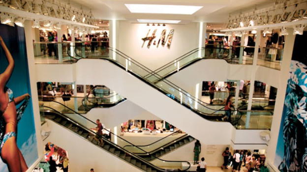 Milano, ladra deruba una cliente da H&M. Ma è distratta, e viene presa per un errore assurdo