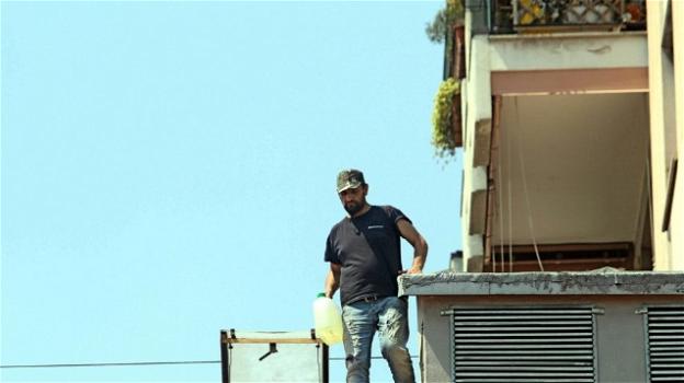 Milano, operaio scala il tetto e minaccia di darsi fuoco: "Non ce la facciamo più"