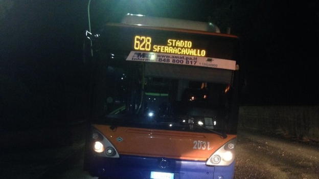 Maltempo e strade in degrado: autobus sprofonda in una "trincea" a Palermo