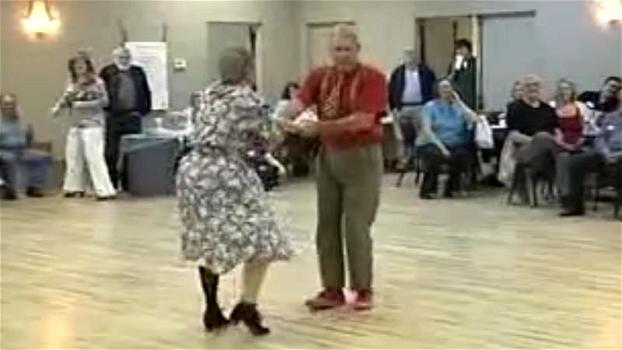 Due anziani stanno per ballare tra le risate dei presenti. Non immaginerai mai cosa riescono a fare!