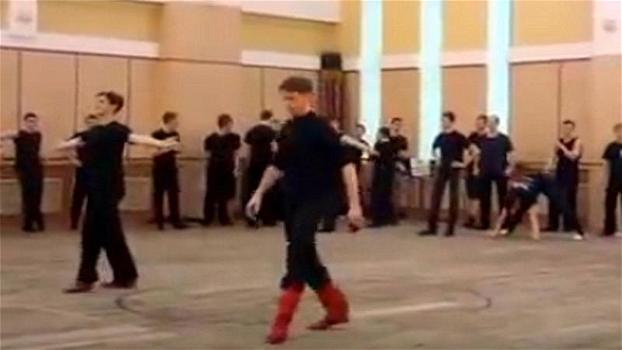 Dei ballerini iniziano a danzare. Non crederai a cosa fa il giovane con gli stivali rossi!