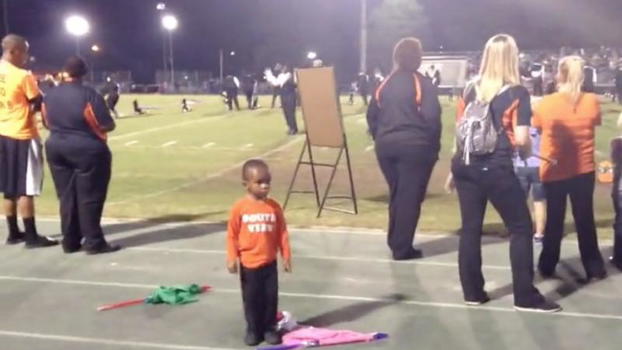 La banda inizia a suonare. Quello che fa questo bambino è incredibile!