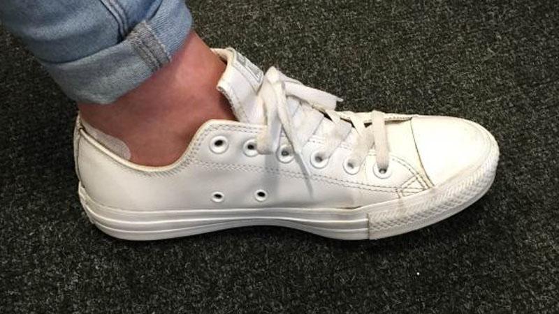 Ecco a cosa servono questi buchi sulle scarpe. Incredibile!