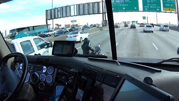 Un camionista salva un motociclista in autostrada. Ecco cosa fa per non farlo investire!
