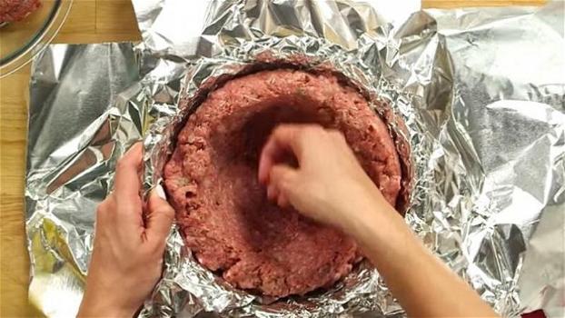 Mette della carne macinata sulla carta alluminio. Non immaginerai mai cosa crea