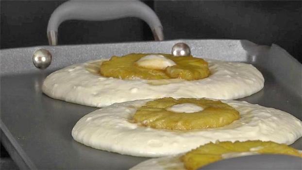 Mette delle fette di ananas sui pancake. Quello che crea è da leccarsi i baffi!