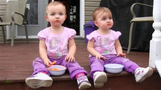 Due gemelline stanno mangiando delle patatine. Quello che fa una delle due è incredibile!