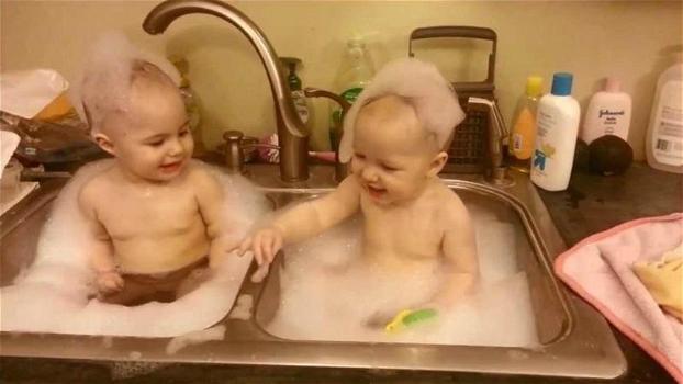 Questi gemelli non riescono a smettere di ridere durante il bagnetto. Dolcissimi!