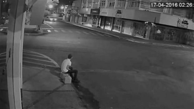 Un ragazzo è seduto sul ciglio della strada. Quello che accade dopo è da brividi!