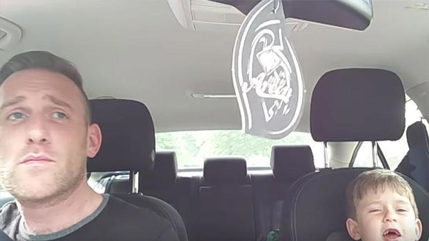 Padre e figlio sono in giro in macchina. Quello che fanno è meraviglioso!