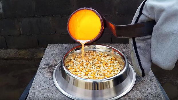Versa rame fuso sui popcorn. Quello che succede è incredibile!